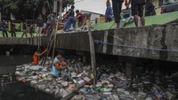 Sejumlah warga mengumpulkan sampah yang terjaring di Pangkalan 40 Nelayan Kampung Makassar Timur Ternate, Maluku Utara, Minggu (14/9/2025). Foto: ANTARA FOTO/Andri Saputra