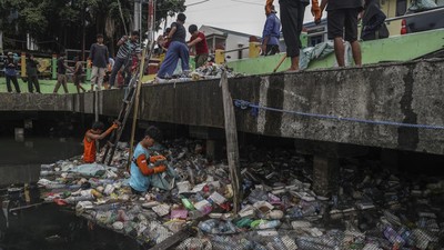 Aksi Warga Ternate Gotong Royong Kumpulkan Sampah Demi Selamatkan Laut