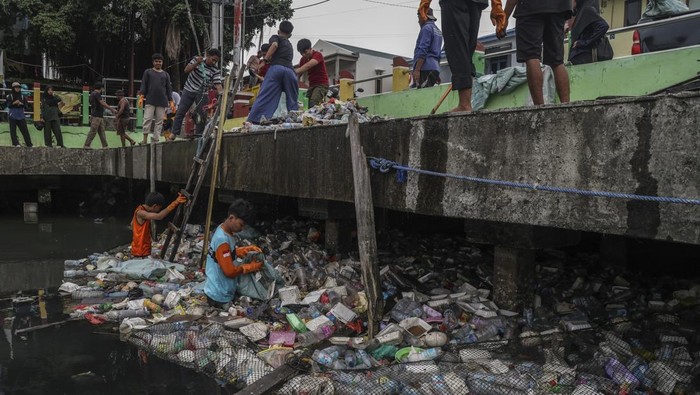 Aksi Warga Ternate Gotong Royong Kumpulkan Sampah Demi Selamatkan Laut Sejumlah warga mengumpulkan sampah yang terjaring di Pangkalan 40 Nelayan Kampung Makassar Timur Ternate, Maluku Utara, Minggu (14/9/2025). Aksi bersih sampah KomunitasΒ Anak Muda Sadar Sampah (AnkamΒ berkolaborasi denganΒ Masyarakat dan Perikanan Indonesia (MDPI)Β dan masyarakat itu berhasil mengumpulkan sebanyak 100 karung sampah plastik dengan tujuan untuk mengantisipasi sampah terbawa arus ke laut yang berdampak pada kerusakan ekosistem pesisirΒ sekaligus melindungi kesehatan masyarakat. ANTARA FOTO/Andri Saputra/rwa.