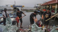 Aksi ini bertujuan untuk mengantisipasi sampah terbawa arus ke laut yang berdampak pada kerusakan ekosistem pesisir sekaligus melindungi kesehatan masyarakat. Foto: ANTARA FOTO/Andri Saputra
