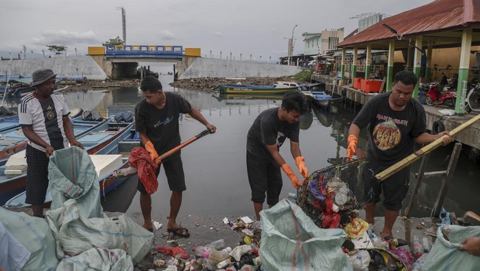 Aksi Warga Ternate Gotong Royong Kumpulkan Sampah Demi Selamatkan Laut Sejumlah warga mengumpulkan sampah yang terjaring di Pangkalan 40 Nelayan Kampung Makassar Timur Ternate, Maluku Utara, Minggu (14/9/2025). Aksi bersih sampah KomunitasΒ Anak Muda Sadar Sampah (AnkamΒ berkolaborasi denganΒ Masyarakat dan Perikanan Indonesia (MDPI)Β dan masyarakat itu berhasil mengumpulkan sebanyak 100 karung sampah plastik dengan tujuan untuk mengantisipasi sampah terbawa arus ke laut yang berdampak pada kerusakan ekosistem pesisirΒ sekaligus melindungi kesehatan masyarakat. ANTARA FOTO/Andri Saputra/rwa.