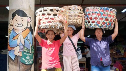 Pedagang melayani wisatawan mancanegara saat berbelanja di Pasar Badung, Denpasar, Bali, Minggu (14/9/2025). Menurut pihak Perumda Pasar Sewakadarma Kota Denpasar, sebagian pedagang di lantai satu hingga empat di pasar itu sudah kembali berjualan dan situasi mulai normal usai pemadaman listrik akibat bencana banjir di area parkir bawah tanah di pasar tersebut pada Rabu (10/9). ANTARA FOTO/Nyoman Hendra Wibowo/bar