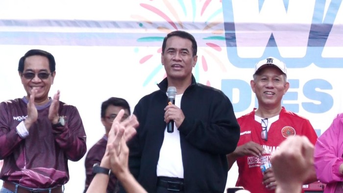 Menteri Pertanian (Mentan) Andi Amran Sulaiman memberikan bantuan traktor roda empat kepada Fakultas Teknologi Pertanian Universitas Hasanuddin (Unhas).