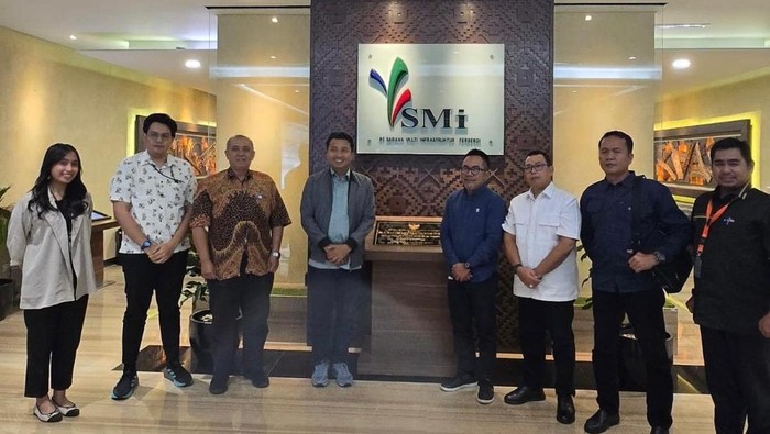Bupati Luwu Utara Andi Rahim saat berkunjung ke kantor PT Sarana Multi Infrastruktur (MSI) di Jakarta.