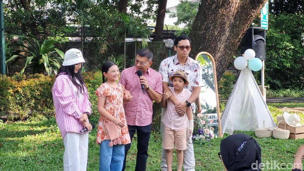 Video: Alami Gejala Tifus, Anang Hermansyah Tetap Hadiri Rilis Single Arsy