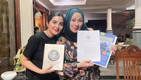 Masyaallah luar biasa Ibu @cameliamalikreal. Biasa ketemu ditempat ramai saling sapa dan bicara seadanya. Kali ini dapat langsung ngobrol2 hampir 3,5 jam bersama beliau.. yg awal nya Wawancara untuk Desertasi saya, akhirnya bisa mengenal beliau lebih jauh selain ilmu yg kita dapat, sebuah pengalaman hidup dan kebijaksanaan, juga inspirasi dan motivasi.. banyak perspektif yg menarik yg bisa diambil, di umur beliau yg sekarang masih bisa sharing banyak hal.. Truly a Legend, tutur Ashanty saat wawancara dengan Camelia Malik.  Foto: dok instagram Yuni Shara, Camelia Malik dan Titi DJ