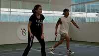 Ayu Ting Ting pertama kali menjajal olahraga pickleball. Pickleball merupakan olahraga raket yang memadukan tenis, bulu tangkis, dan pingpong. Raket yang dipakai berbentuk persegi panjang dan bolanya plastik berlubang di lapangan berukuran seeperti bulu tangkis dengan net lebih rendah dari tenis. Foto: Instagram @ayutingting92