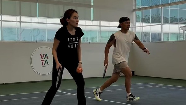 Ketika Ayu Ting Ting Main Pickleball Bareng Wendi Cagur