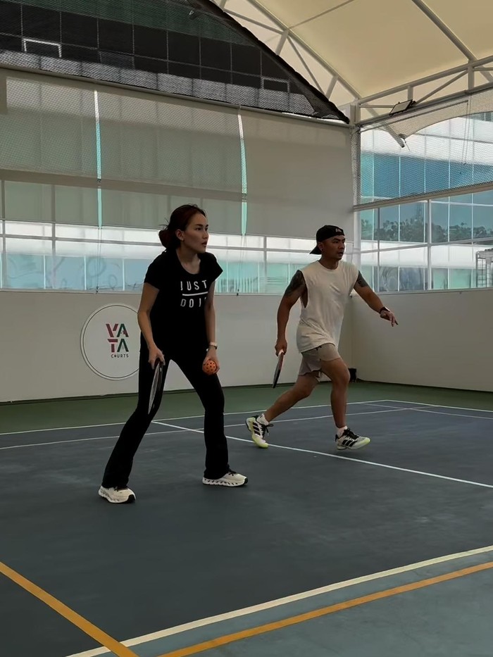 Ayu Ting Ting dan Wendi Cagur bermain pickleball.