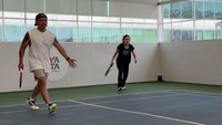 Ayo semangat Bu Ayu belajar pickleball-nya. Foto: Instagram @ayutingting92