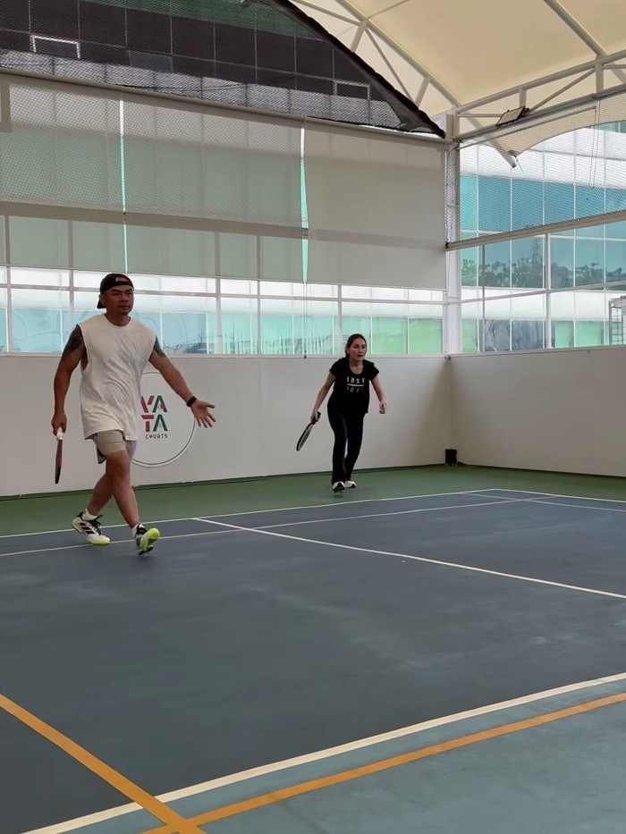 Ayu Ting Ting dan Wendi Cagur bermain pickleball.