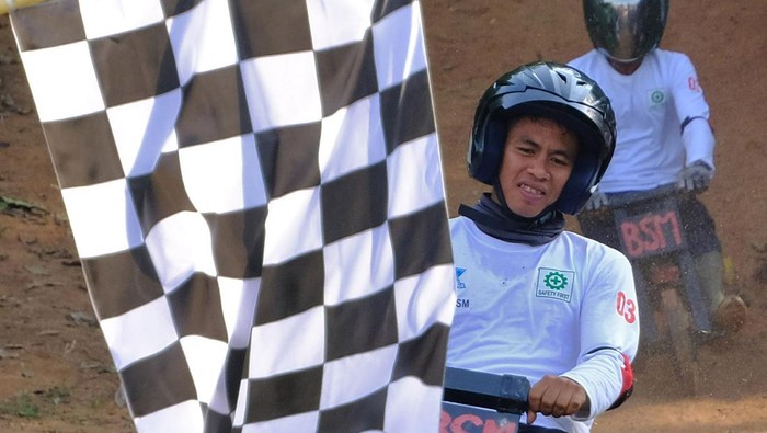 Dua peserta balap Gledekan beradu cepat saat Festival Gledekan Nusantara musim #5 di sirkuit Hutan Edukasi Kalisuren, Sidodadi, Patean, Kendal, Jawa Tengah, Minggu (14/9/2025). Balapan Gledekan yang bertujuan untuk melestarikan permainan tradisional dan hiburan tersebut diikuti sebanyak 16 tim dengan 49 peserta dari berbagai wilayah di sekitar Kabupaten Kendal. ANTARA FOTO/Anis Efizudin/rwa.
