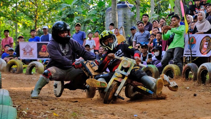 Dua peserta balap Gledekan beradu cepat saat Festival Gledekan Nusantara musim #5 di sirkuit Hutan Edukasi Kalisuren, Sidodadi, Patean, Kendal, Jawa Tengah, Minggu (14/9/2025). Balapan Gledekan yang bertujuan untuk melestarikan permainan tradisional dan hiburan tersebut diikuti sebanyak 16 tim dengan 49 peserta dari berbagai wilayah di sekitar Kabupaten Kendal. ANTARA FOTO/Anis Efizudin/rwa.