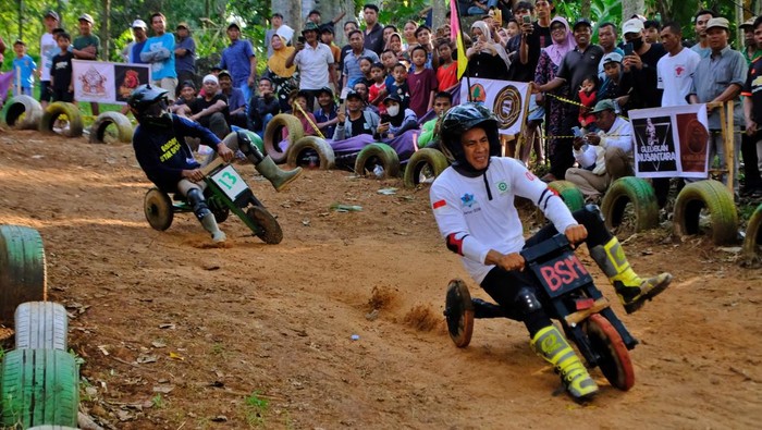 Dua peserta balap Gledekan beradu cepat saat Festival Gledekan Nusantara musim #5 di sirkuit Hutan Edukasi Kalisuren, Sidodadi, Patean, Kendal, Jawa Tengah, Minggu (14/9/2025). Balapan Gledekan yang bertujuan untuk melestarikan permainan tradisional dan hiburan tersebut diikuti sebanyak 16 tim dengan 49 peserta dari berbagai wilayah di sekitar Kabupaten Kendal. ANTARA FOTO/Anis Efizudin/rwa.