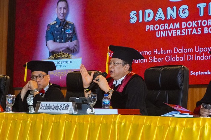Bamsoet saat menjadi penguji internal dalam ujian sidang terbuka disertasi mahasiswa Program Doktor Ilmu Hukum Universitas Borobudur Mayjen TNI AD Endro Satoto, dengan judul Konstruksi Norma Dalam Upaya Perlindungan Korban Terhadap Siber Global Di Indonesia Yang Berkemanfaatan, di Universitas Borobudur, Jakarta, Sabtu (13/9).