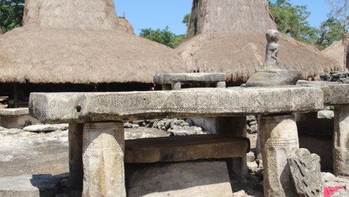 Batu Kubur yang dibangun di depan rumah masyarakat Sumba, NTT. (Foto: Kementerian Pendidikan dan Kebudayaan Direktorat Jenderal Kebudayaan)