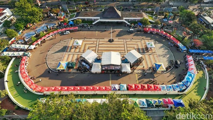 Bazar UMKM pemecah rekor MURI di Lapangan Karangpawitan, Kabupaten Karawang.