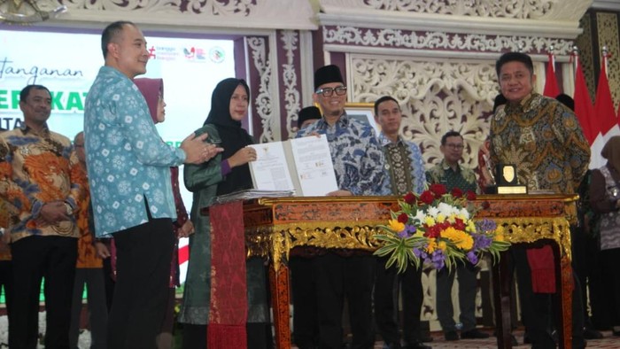 Bupati OKU Teddy Meilwansyah melakukan penandatanganan nota kesepakatan dengan BPS OKU.