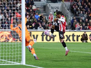 Mautnya Lemparan ke Dalam Brentford, Chelsea Jadi Korbannya