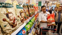 Suasana sidak beras di salah satu supermarket dengan ketersediaan beras yang lebih beragam dan melimpah.