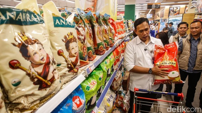 Direktur Utama Perum Bulog Ahmad Rizal memulai sidak beras di salah satu gerai ritel modern kawasan Jakarta Selatan, Minggu (14/9/2025).