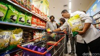 Rak beras SPHP dengan harga Rp62.500 per 5 kilogram di salah satu ritel modern Jakarta Selatan yang menjadi lokasi sidak Bulog.