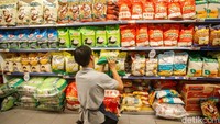 Sejumlah merek beras premium berjajar di rak, termasuk beras produksi Bulog yang turut dipasarkan ke ritel modern.
