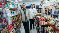 Direktur Utama Perum Bulog Ahmad Rizal memulai sidak beras di salah satu gerai ritel modern kawasan Jakarta Selatan, Minggu (14/9/2025).