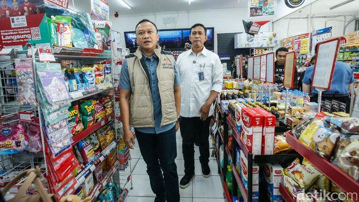 Direktur Utama Perum Bulog Ahmad Rizal memulai sidak beras di salah satu gerai ritel modern kawasan Jakarta Selatan, Minggu (14/9/2025).