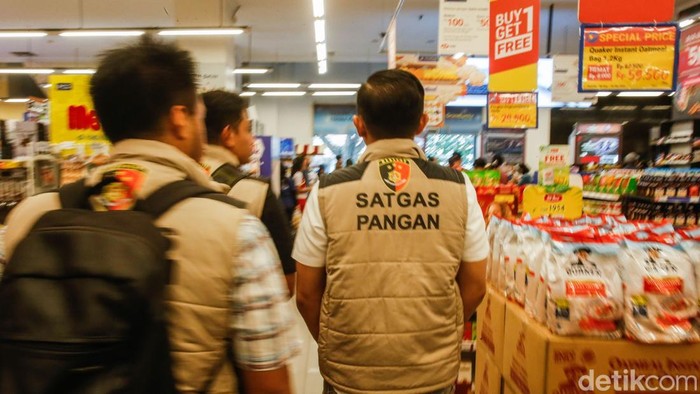 Bulog Sidak Ritel Modern, Pastikan Beras SPHP hingga Premium Tersedia Direktur Utama Perum Bulog Ahmad Rizal memulai sidak beras di salah satu gerai ritel modern kawasan Jakarta Selatan, Minggu (14/9/2025).