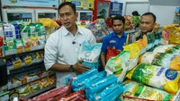 Petugas toko menunjukkan stok beras kepada Dirut Bulog Ahmad Rizal saat pengecekan ketersediaan bahan pokok.