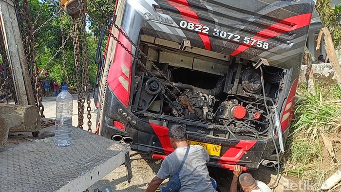 Bus muat rombongan nakes RS Bakti Sehat Jember kecelakaan di Jalur Bromo, Probolinggo.
