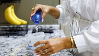 Air minum kemasan Ma Hawa 250 ml dijual di supermarket dengan harga 3,79 AED (sekitar 1 dolar AS), harga yang lebih tinggi daripada merek air lokal biasa lainnya. Menurut pemerintah UEA, negara yang memiliki sumber daya air alami terbatas ini sangat bergantung pada desalinasi termal untuk mengubah air laut menjadi air minum. Saat ini, sekitar 42 persen kebutuhan air negara tersebut dipenuhi melalui sekitar 70 pabrik desalinasi besar, yang secara bersama-sama menghasilkan sekitar 14 persen air desalinasi dunia. Foto: REUTERS/Rula Rouhana