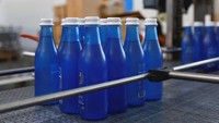 Air minum murni dikemas dalam botol, dihasilkan langsung dari udara dengan sistem hemat energi di fasilitas produksi Abu Dhabi. Didirikan pada tahun 2023, Ma Hawa (yang secara harfiah berarti Air, Bantuan) mengatakan bahwa mereka memproduksi sekitar 40.000 liter per hari di lokasi tersebut, bersama dengan puluhan ribu liter lainnya melalui dispenser bergerak yang dipasang di rumah dan kantor di seluruh negeri. Foto: REUTERS/Rula Rouhana