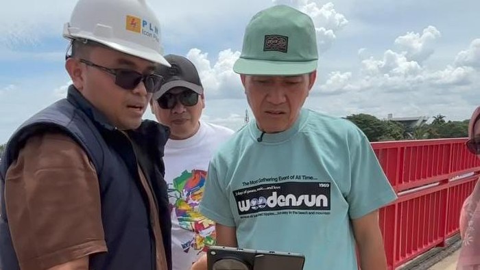 Wali Kota Palembang Ratu Dewa mengecek CCTV yang sudah terpasang di Jembatan Ampera