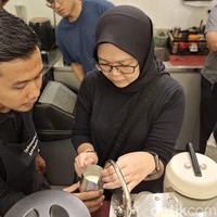 Peserta Coffee Experience Vol.02 Antusias Pelajari Teknik Latte Art dan Manual Brew