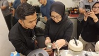 Mulai dari mengukur rasio kopi dan membuat espresso, misalnya. Begitu pula dengan cara menyiapkan susu untuk latte art. Foto: Diah Afrilian/detikfood
