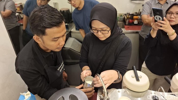 Peserta Coffee Experience Vol.02 Antusias Pelajari Teknik Latte Art dan Manual Brew