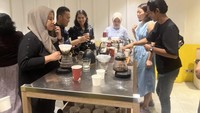 Sementara Rizky mengawasi setiap ekstraksi dari proses manual brew. Baik peserta yang memiliki Clever Dripper atau Switch, dipandu secara perlahan. Foto: Detikcom / Atiqa Rana
