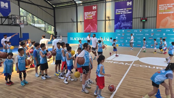 Pelatih Timnas Basket RI David Singleton membagikan ilmu kepada puluhan pebasket muda dalam program pelatihan bola basket, berkolaborasi dengan Indonesian Basketball League (IBL)