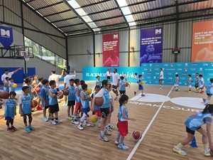 Pelatih Timnas Basket RI David Singleton Bagi Ilmu ke 50 Pebasket Muda