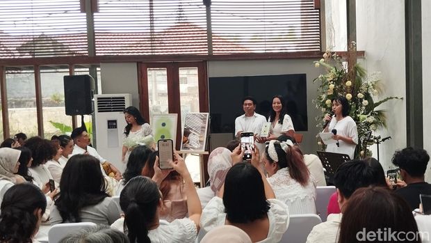 Dee Lestari Luncurkan Buku Selaran di Dia.Lo.Gue Kemang pada Minggu (14/9).
