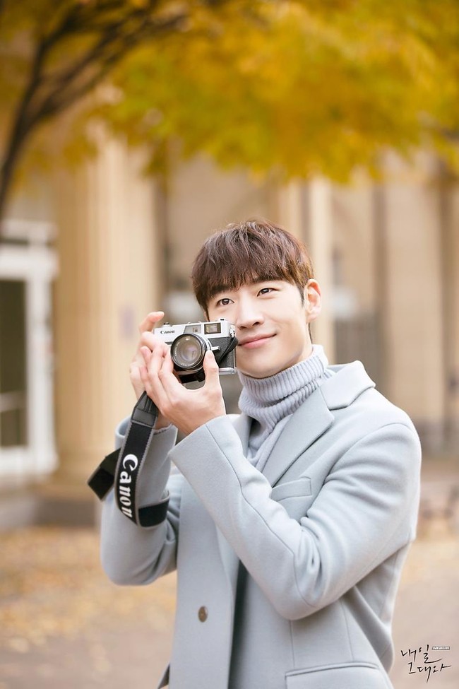 Dalam drama Korea Tomorrow With You (2017), Lee Je Hoon tampil sebagai CEO perusahaan real estate yang punya kemampuan melakukan perjalanan waktu lewat kereta bawah tanah. Ia menikahi seorang fotografer untuk mencegah takdirnya meninggal. Foto: Instagram