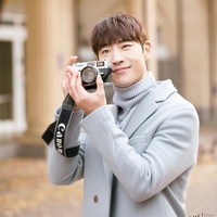 Dalam drama Korea Tomorrow With You (2017), Lee Je Hoon tampil sebagai CEO perusahaan real estate yang punya kemampuan melakukan perjalanan waktu lewat kereta bawah tanah. Ia menikahi seorang fotografer untuk mencegah takdirnya meninggal. Foto: Instagram