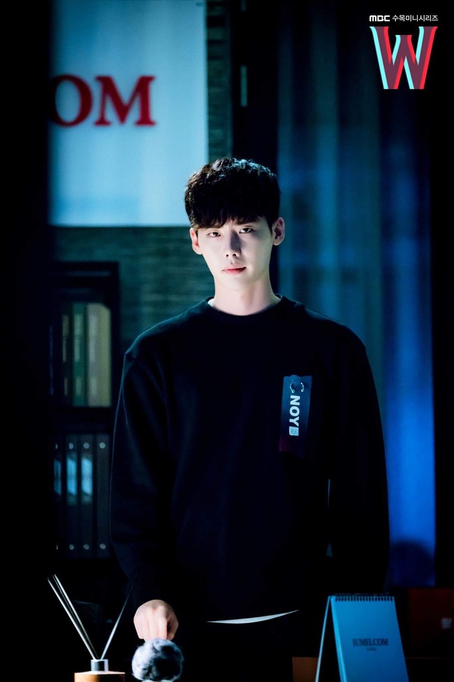 Lee Jong Suk menjadi sosok pria idaman wanita yang ‘tembus’ dari webtoon di drama Korea W Two Worlds (2016). Selain menjabat sebagai CEO perusahaan e-commerce, karakternya Kang Chul juga jadi pemilik stasiun TV dan peraih medali emas Olimpiade cabang olahraga menembak. Foto: Instagram