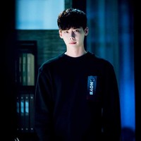 Lee Jong Suk menjadi sosok pria idaman wanita yang ‘tembus’ dari webtoon di drama Korea W Two Worlds (2016). Selain menjabat sebagai CEO perusahaan e-commerce, karakternya Kang Chul juga jadi pemilik stasiun TV dan peraih medali emas Olimpiade cabang olahraga menembak. Foto: Instagram