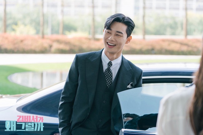 Wakil ketua Yumyung Group, Lee Young Joon cukup narsis sampai-sampai bikin sekretarisnya kewalahan. Karakter yang diperankan oleh Park Seo Joon ini juga bikin penonton drama Korea What’s Wrong With Secretary Kim (2018) baper karena sifatnya yang posesif. Foto: Instagram