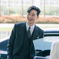 Wakil ketua Yumyung Group, Lee Young Joon cukup narsis sampai-sampai bikin sekretarisnya kewalahan. Karakter yang diperankan oleh Park Seo Joon ini juga bikin penonton drama Korea What’s Wrong With Secretary Kim (2018) baper karena sifatnya yang posesif. Foto: Instagram