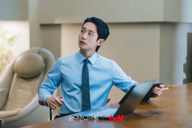 Choi Seung Hyo (pemain Jung Hae In) merupakan arsitek dan CEO Architecture Atelier In, yang dicintai semua orang karena kepribadiannya yang menyenangkan di drama Korea Love Next Door (2024). Suatu hari, ia bertemu kembali dengan teman masa kecilnya dengan kenangan memalukan. Foto: Instagram