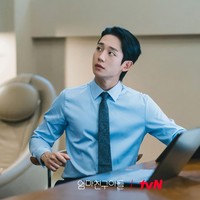 Choi Seung Hyo (pemain Jung Hae In) merupakan arsitek dan CEO Architecture Atelier In, yang dicintai semua orang karena kepribadiannya yang menyenangkan di drama Korea Love Next Door (2024). Suatu hari, ia bertemu kembali dengan teman masa kecilnya dengan kenangan memalukan. Foto: Instagram